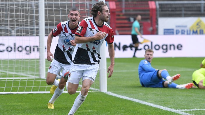 David Philipp von Viktoria Köln bejubelt seinen Treffer im Spiel gegen den SC Verl.