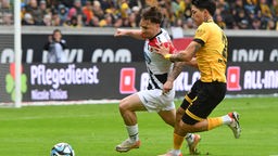 Zweikampf zwischen Simon Handle (l./Viktoria Köln) und Kyu-hyun Park (Dynamo Dresden)