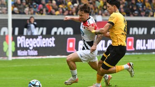 Zweikampf zwischen Simon Handle (l./Viktoria Köln) und Kyu-hyun Park (Dynamo Dresden)
