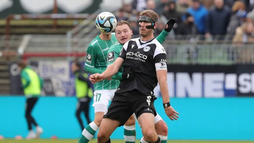 Bielefelds Fabian Klos schirmt den Ball vor seinem Gegenspieler ab