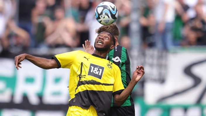 Rodney Elongo-Yombo von Borussia Dortmund II im Duell mit einem Spieler von Preußen Münster.