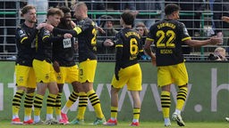 Borussia Dortmund feiert ein Tor von Rodney Elongo-Yombo (3.v.l.) im Spiel beim VfB Lübeck.