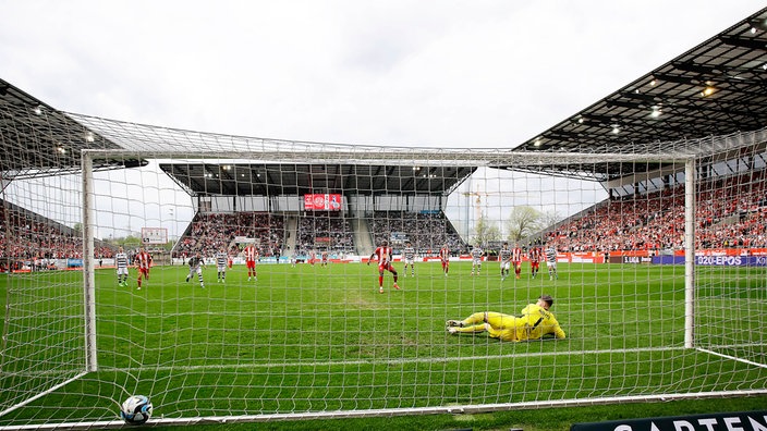 Das Stadion an der Hafenstraße während einer Drittliga-Partie von Rot-Weiss Essen.