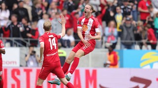 Vinko Sapina von Rot-Weiss Essen jubelt nach seinem Treffer gegen den MSV Duisburg