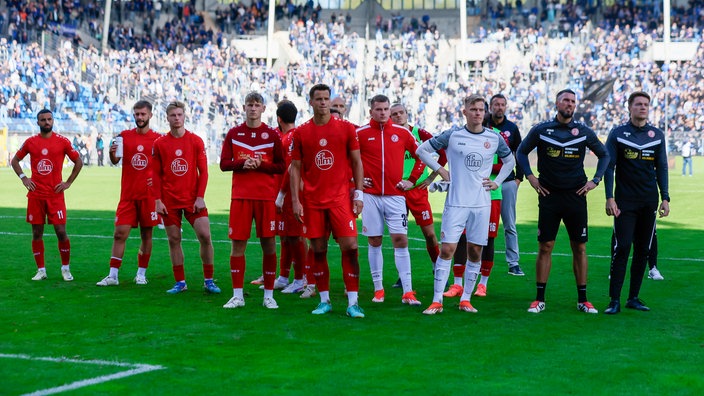 Die Mannschaft von Rot-Weiss Essen steht vor den Fans