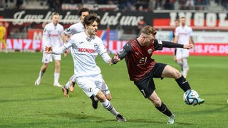Kampf um den Ball zwischen Jannik Mause vom FC Ingolstadt (r.) und Tom Baack vom SC Verl
