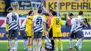 Gianluca Gaudino von Alemannia Aachen sieht im Spiel beim SV Sandhausen die Rote Karte.