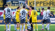 Gianluca Gaudino von Alemannia Aachen sieht im Spiel beim SV Sandhausen die Rote Karte.