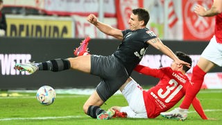 Im Zweikampf: Benjamin Girth (MSV Duisburg, r.) und Niklas Landgraf (Hallescher FC)
