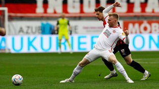 Ron Berlinski (Rot-Weiss Essen) setzt sich in dieser Szene beim Auswärtsspiel beim FC Ingolstadt gegen seinen Gegenspieler durch.