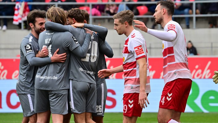 Die Essener Spieler bejubeln einen Treffer gegen Jahn Regensburg.