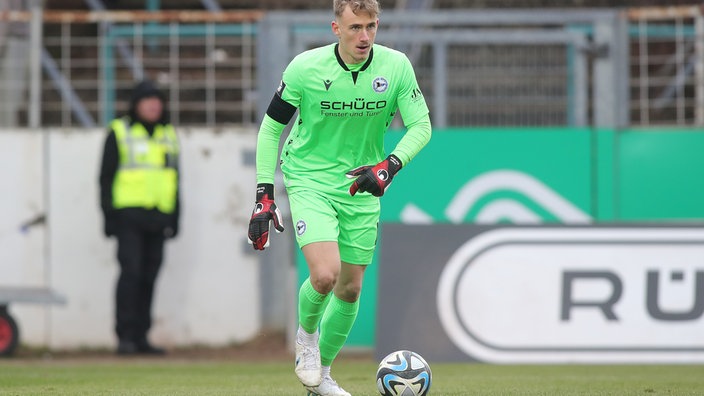 Arminia-Bielefeld-Torwart Jonas Kersken mit dem Ball am Fuß (Archivfoto)