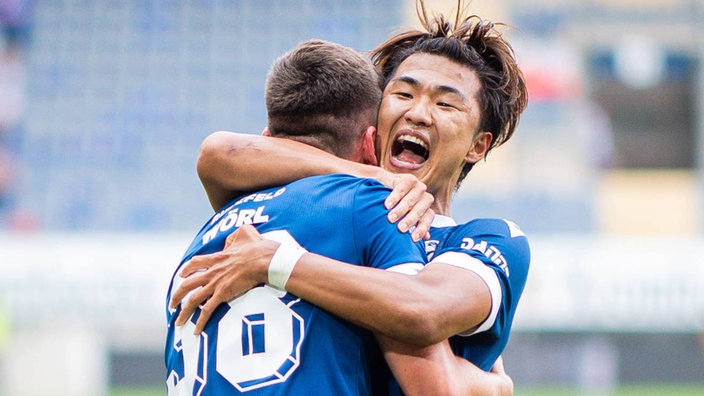 Kaito Mizuta von Arminia Bielefeld bejubelt mit Marius Wörl seinen Treffer zum 1:0-Sieg gegen die U23 von Borussia Dortmund.