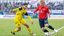 Fußballprofi Kjell-Arik Wätjen (l.) von Borussia Dortmund II im Drittliga-Spiel in Unterhaching mit Maximilian Hennig