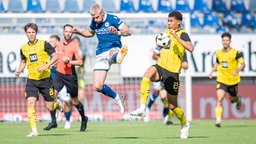 Arminia Bielefelds Louis Oppie (blaues Trikot) im Kampf um den Ball mit Jordi Paulina (BVB II).