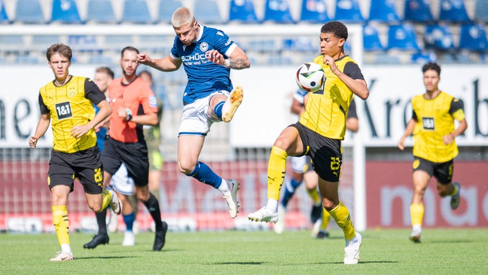 Arminia Bielefelds Louis Oppie (blaues Trikot) im Kampf um den Ball mit Jordi Paulina von der Zweitvertretung von Borussia Dortmund.