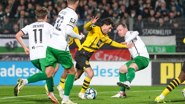 Mateu Morey (Mitte) im Spiel des BVB II gegen Preußen Münster.