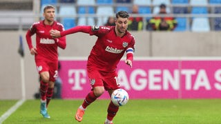 Moritz Stoppelkamp (r.), Kapitän des MSV Duisburg, jagt dem Ball hinterher