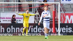 Torwart Vincent Müller vom MSV Duisburg ist sauer über einen Gegentreffer im Spiel beim FC Ingolstadt.