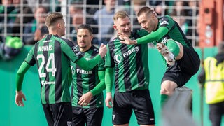 Münsteraner Spieler feiern ihr Tor zum 1:0