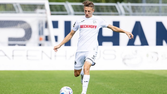 Nico Ochojski, Abwehrspieler des Fußball-Drittligisten SC Verl, in Aktion. 