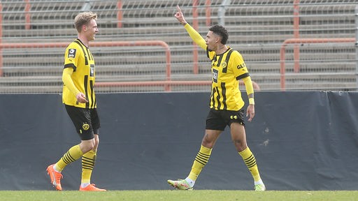 Justin Njinmah (rechts) von Borussia Dortmund II bejubelt sein Tor im Spiel gegen den FSV Zwickau.