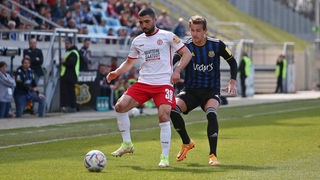 Oguzhan Kefkir (Rot-Weiss Essen) behauptet im Spiel gegen den 1. FC Saarbrücken den Ball