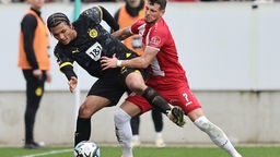 Paris Brunner von Borussia Dortmund II im Zweikampf mit dem Essener Andreas Wiegel (r.)