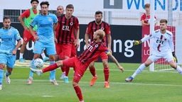 Spielszene aus der Partie Viktoria Köln gegen Wehen Wiesbaden
