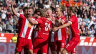 Die Spieler von Rot-Weiss Essen bejubeln den ersten Treffer im Spiel gegen Dynamo Dresden
