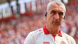 Rot-Weiss Essens Präsident Marcus Uhlig blickt vor einem Drittliga-Fußballspiel konzentriert drein