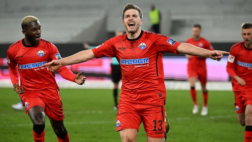 Der Paderborner Robert Leipertz (mitte) bejubelt seinen Siegtreffer zum 1:0 gegen den KSC.