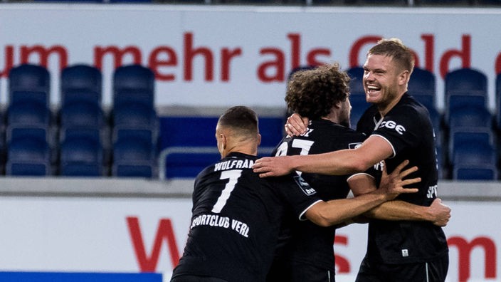 Die Spieler vom SC Verl jubeln im Spiel gegen Duisburg