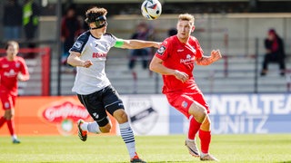 Fabio Gruber (SC Verl, l.) im Duell mit Julian Kügel (SpVgg Unterhaching)