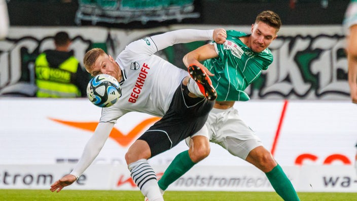 Verls Lars Lokotsch im Duell mit Morten Rüdiger vom VfB Lübeck.