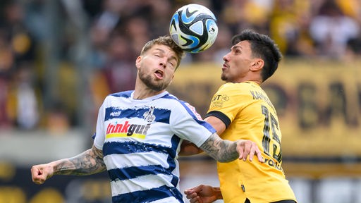 Dynamo Dresdens Claudio Kammerknecht (r) gegen Alexander Esswein vom MSV Duisburg.