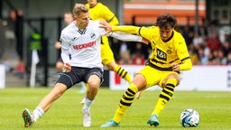 Nico Ochojski (SC Verl) und der Dortmunder Bjarne Pudel im Zweikampf
