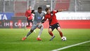 Fabian Greilinger vom SV Wehen Wiesbaden (r.) im Duell mit Sidny Lopes Cabral von Viktoria Köln.