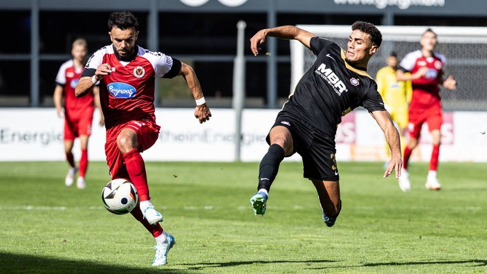 Kölns  Albion Vrenezi im Duell mit Aues Ali Loune