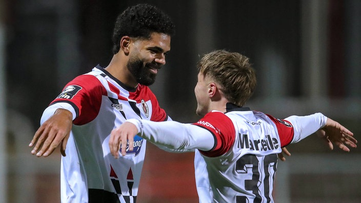 Luca Marseiler (r.) bereitete gegen die U23 des SC Freiburg den Kölner Führungstreffer durch André Becker (l.) vor. 