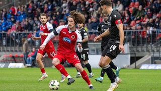 Donny Bogicevic (l.) behauptet für Köln den Ball.