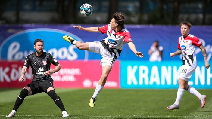 Niklas Kreuzer (Hallescher FC) gegen Florian Engelhardt (Viktoria Köln).