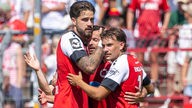 Die Spieler Lex-Tyger Lobinger (v.l.), Albion Vrenezi und Simon Handle von Viktoria Köln beim Jubel