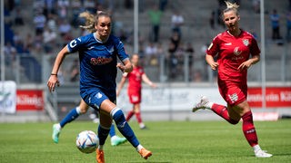 Julia Hickelsberger (l.) von der TSG Hoffenheim beim Spiel in Duisburg am Ball