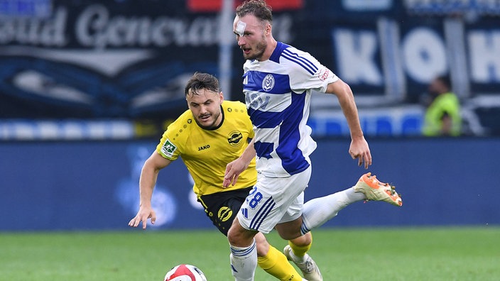 Florian Egerer (vorne) vom MSV Duisburg im Duell mit Hohkeppels Ömer Tokac.