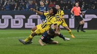 Dortmunds Karim Adeyemi wird von Bochums Danilo Soares gefoult.