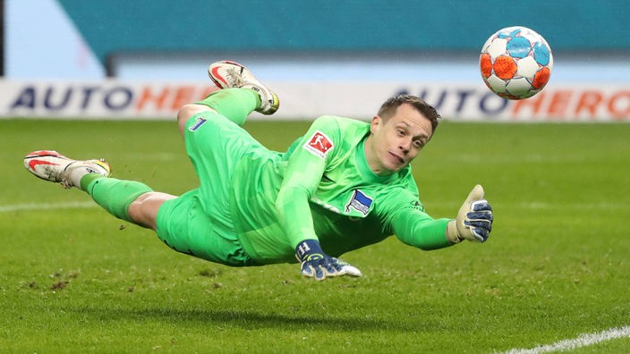 Bundesliga-Torwart Alexander Schwolow im Trikto von Hertha BSC im Einsatz