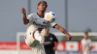 Arthur von Bayer 04 Leverkusen nimmt den Ball an