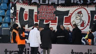 Diskussionen im Bundesliga-Stadion des VfL Bochum vor einem Banner im Block des VfB Stuttgart