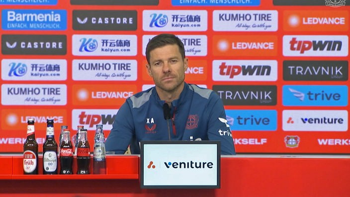 Leverkusens Trainer Xabi Alonso auf der Pressekonferenz 